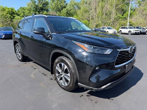 Used 2022 Toyota Highlander XLE AWD/4WD image 4