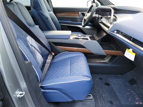 New 2026 Cadillac Vistiq Premium Luxury w/ LPO, Floor Liner Package image 12