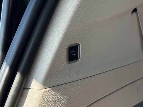 Used 2023 Chrysler Pacifica Touring-L image 17