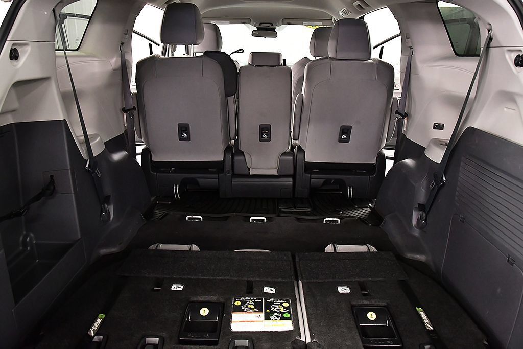 Used 2024 Toyota Sienna LE AWD/4WD image 32