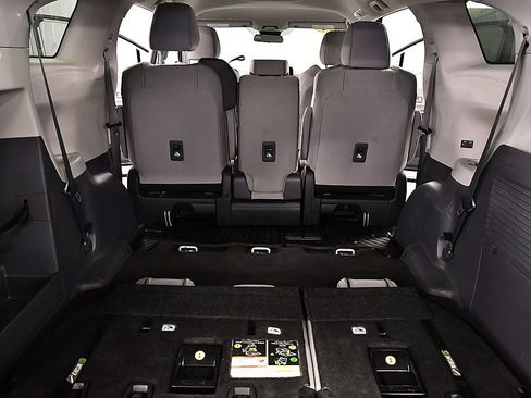 Used 2024 Toyota Sienna LE AWD/4WD image 32