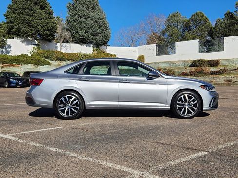 Certified 2025 Volkswagen Jetta SE w/ Sunroof Package image 2