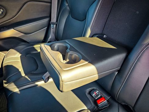 Used 2020 Jeep Cherokee Limited image 31