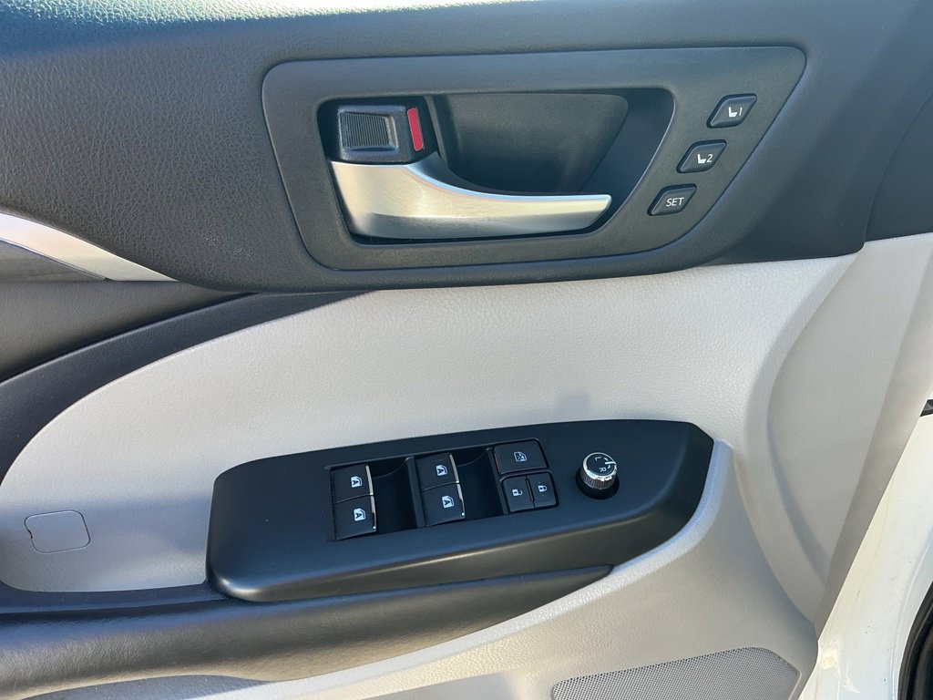 Used 2019 Toyota Highlander Limited AWD/4WD image 16