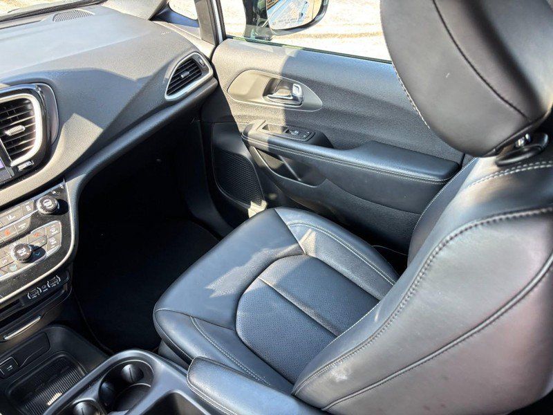 Used 2025 Chrysler Pacifica Select FWD image 17
