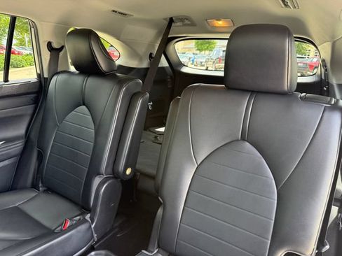 Used 2021 Toyota Highlander XLE FWD image 28