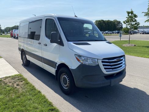Used 2019 Freightliner Sprinter 2500 RWD image 2