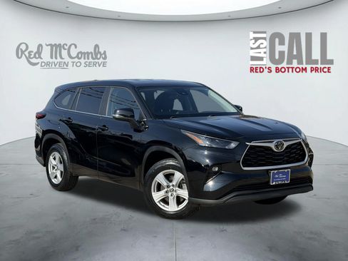 Used 2025 Toyota Highlander LE FWD image 1
