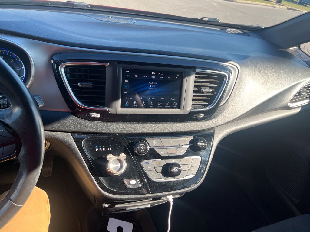 Used 2020 Chrysler Pacifica Touring w/ S Appearance Package FWD image 8