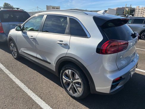 Used 2020 Kia Niro EX Premium w/ Cold Weather Package FWD image 4