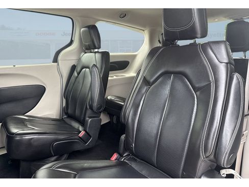 Used 2023 Chrysler Pacifica Touring-L FWD image 14