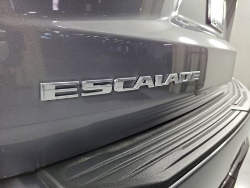 Used 2022 Cadillac Escalade Luxury RWD image 5