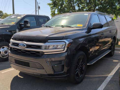 Used 2023 Ford Expedition Max XLT image 3