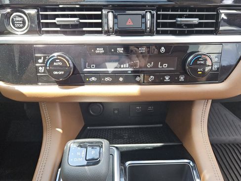 Used 2024 Nissan Pathfinder Platinum FWD image 10