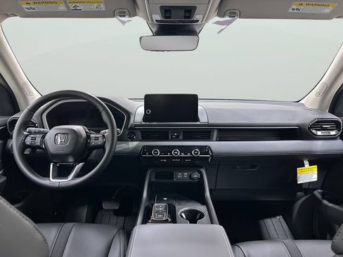 Used 2025 Honda Pilot Touring image 11