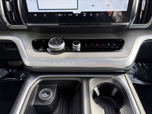 Used 2025 Ford Expedition Platinum image 15