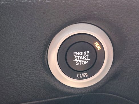 Used 2025 Chrysler Pacifica Select image 18