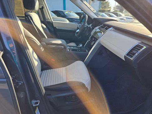 Used 2025 Land Rover Discovery Dynamic SE image 11