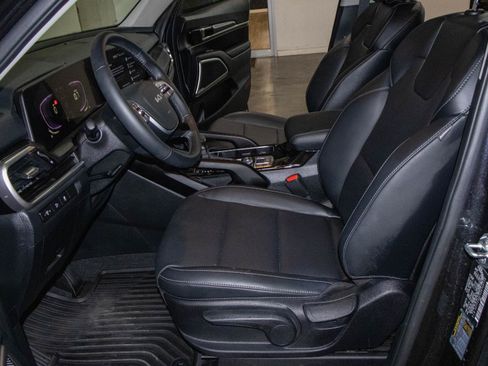 Used 2025 Kia Telluride LX FWD image 8