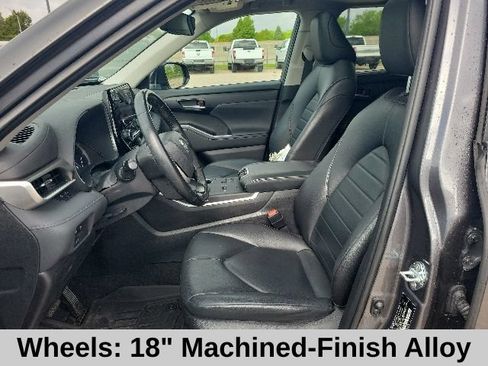 Used 2023 Toyota Highlander XLE FWD image 16