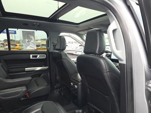Used 2021 Ford Explorer Limited w/ Equipment Group 301A AWD/4WD image 47