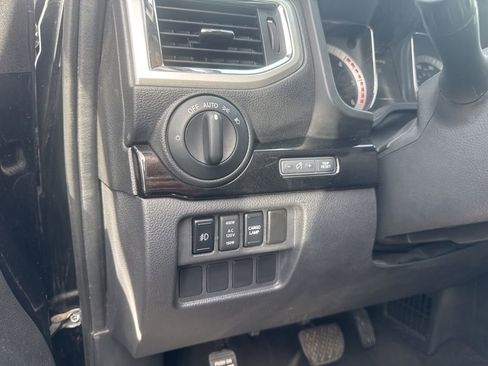 Used 2017 Nissan Titan SV image 9