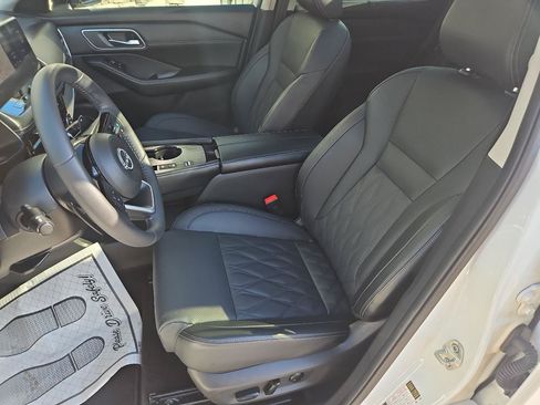 Used 2024 Nissan Rogue Platinum w/ Platinum Premium Package FWD image 15