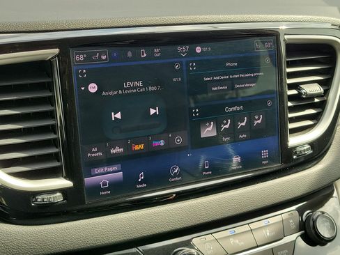 Used 2023 Chrysler Pacifica Touring-L FWD image 26