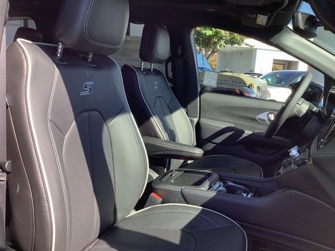 New 2026 Chrysler Pacifica Limited image 37