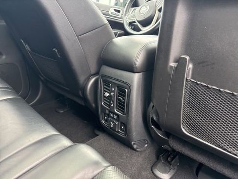 Used 2020 Jeep Grand Cherokee Limited w/ Luxury Group II image 16