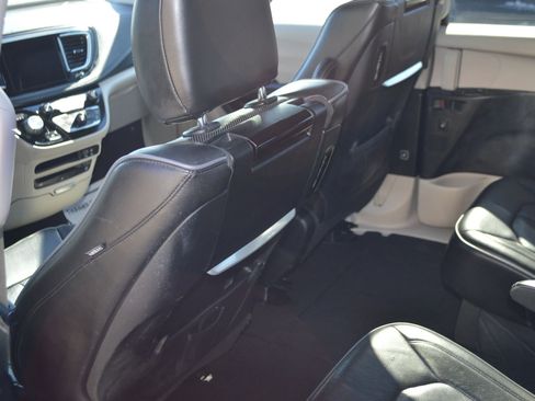 Used 2019 Chrysler Pacifica Limited image 15