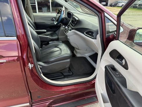 Used 2020 Chrysler Pacifica Touring-L FWD image 12