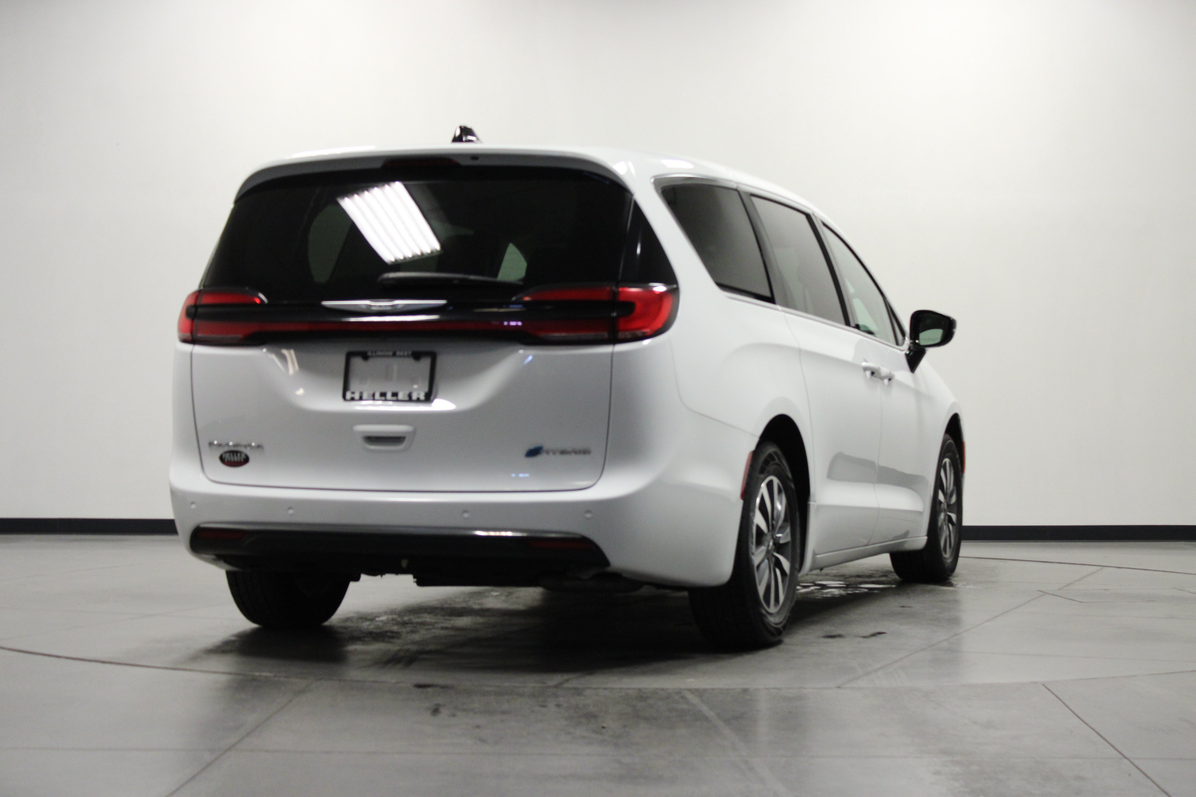 Used 2024 Chrysler Pacifica Limited FWD image 4