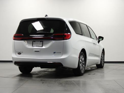 Used 2024 Chrysler Pacifica Limited FWD image 4