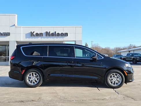 New 2026 Chrysler Pacifica Select image 17