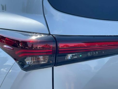 Used 2024 Toyota Highlander XLE AWD/4WD image 10