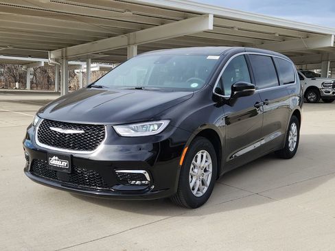 New 2026 Chrysler Pacifica Select image 4