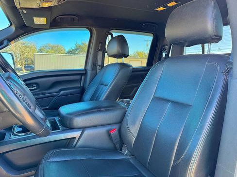 Used 2019 Nissan Titan SV w/ SV Convenience Package image 15