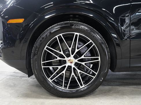Used 2024 Porsche Cayenne AWD/4WD image 33