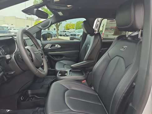 Used 2024 Chrysler Pacifica Touring-L w/ S Appearance Package FWD image 15