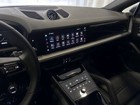 Used 2024 Porsche Cayenne Coupe image 17