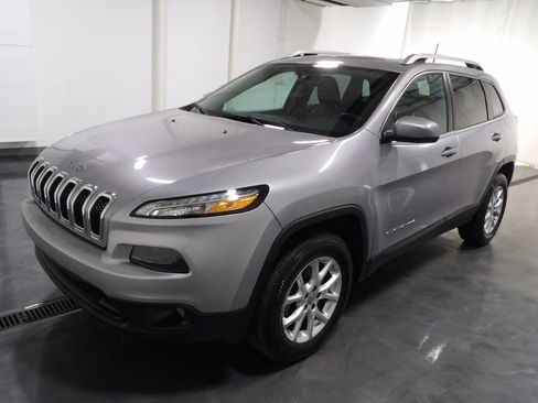 Used 2018 Jeep Cherokee Latitude Plus w/ Cold Weather Group image 3