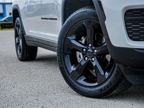 Used 2024 Jeep Grand Cherokee Altitude AWD/4WD image 2