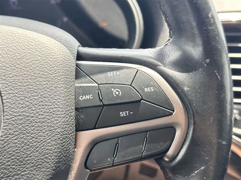 Used 2020 Jeep Grand Cherokee Laredo AWD/4WD image 21