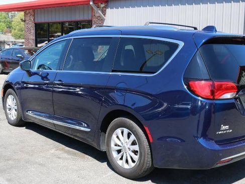 Used 2018 Chrysler Pacifica Touring-L FWD image 6