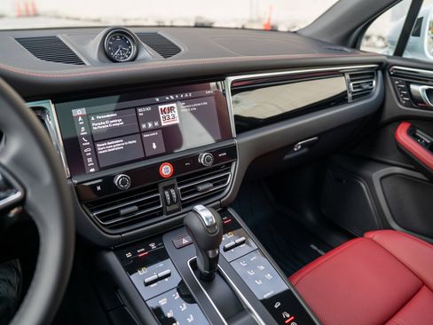 Certified 2026 Porsche Macan AWD/4WD image 15