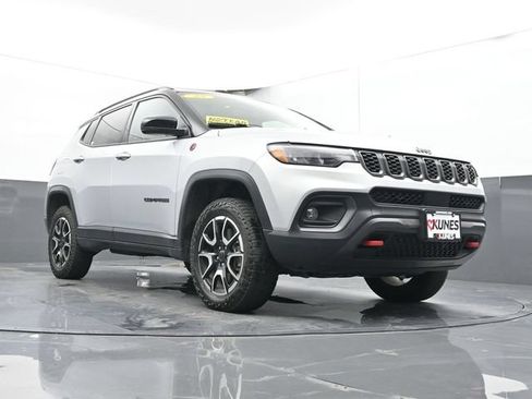 Used 2025 Jeep Compass Trailhawk AWD/4WD image 45