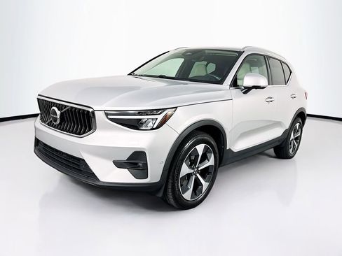 Used 2023 Volvo XC40 B5 Plus w/ Driver Assist Package AWD/4WD image 3
