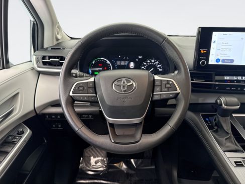 Used 2025 Toyota Sienna XLE w/ XLE Plus Package AWD/4WD image 12