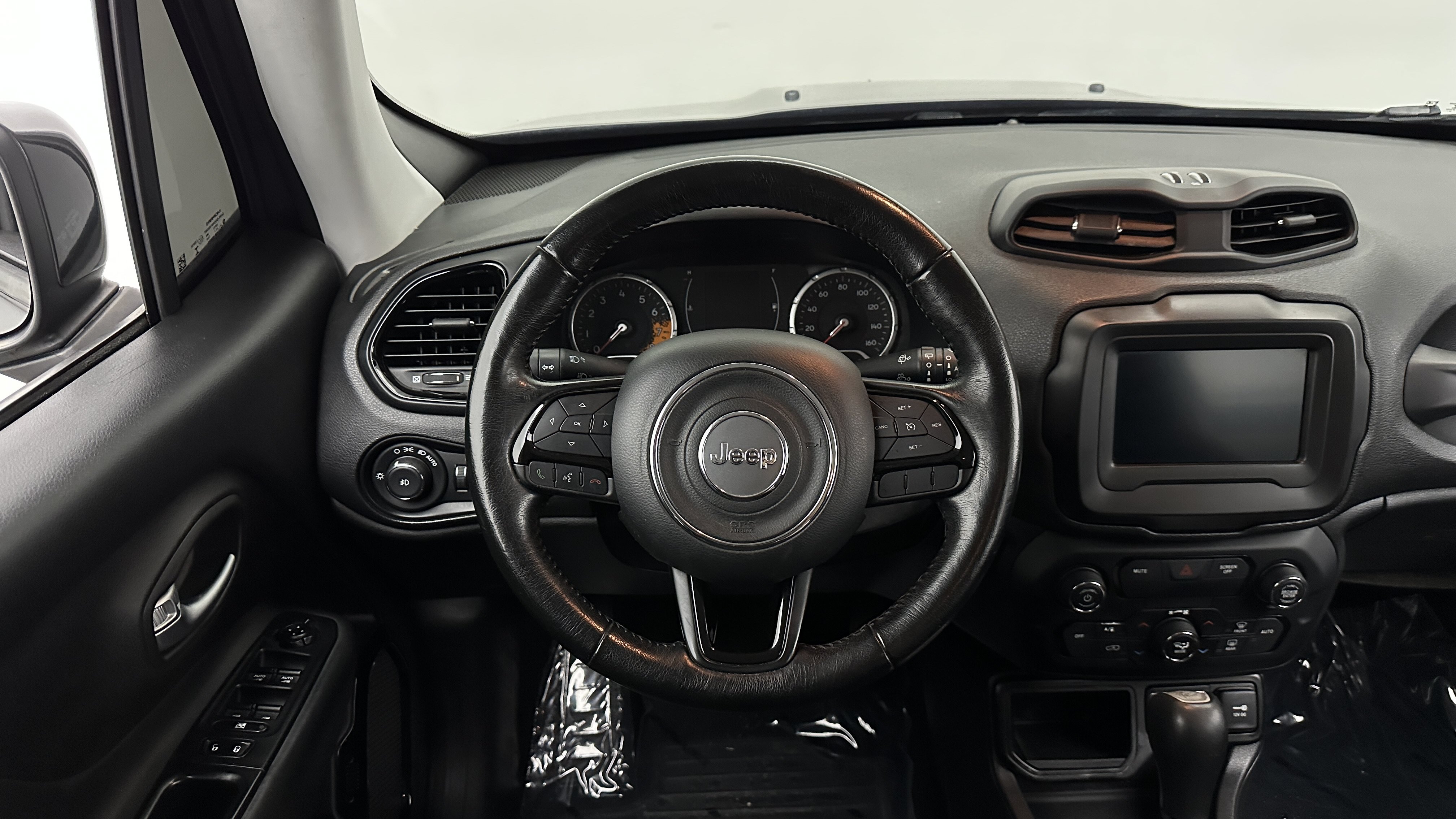 Used 2018 Jeep Renegade Altitude FWD image 32